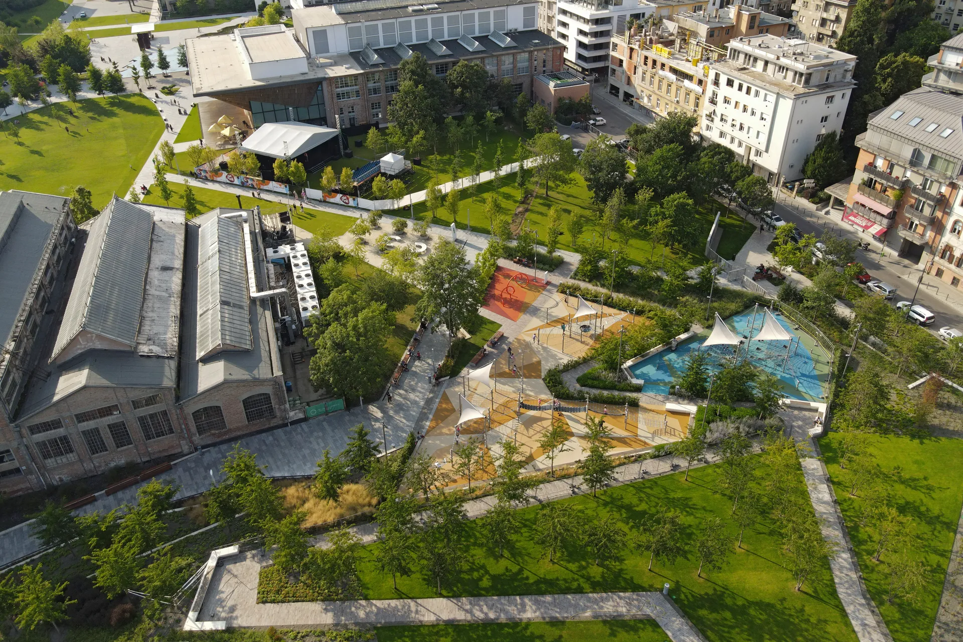 Légifotó a Millenáris Széllkapu Park geometrikus sétányrendszeréről és növényzetéről