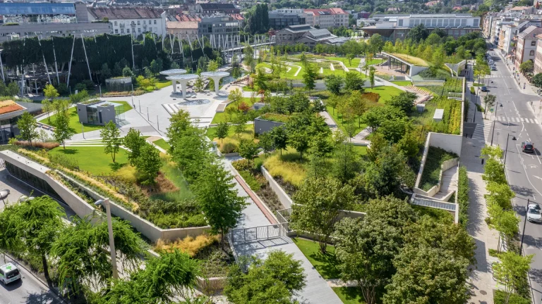 Luftaufnahme des gesamten Millenáris Széllkapu Parks aus der Vogelperspektive