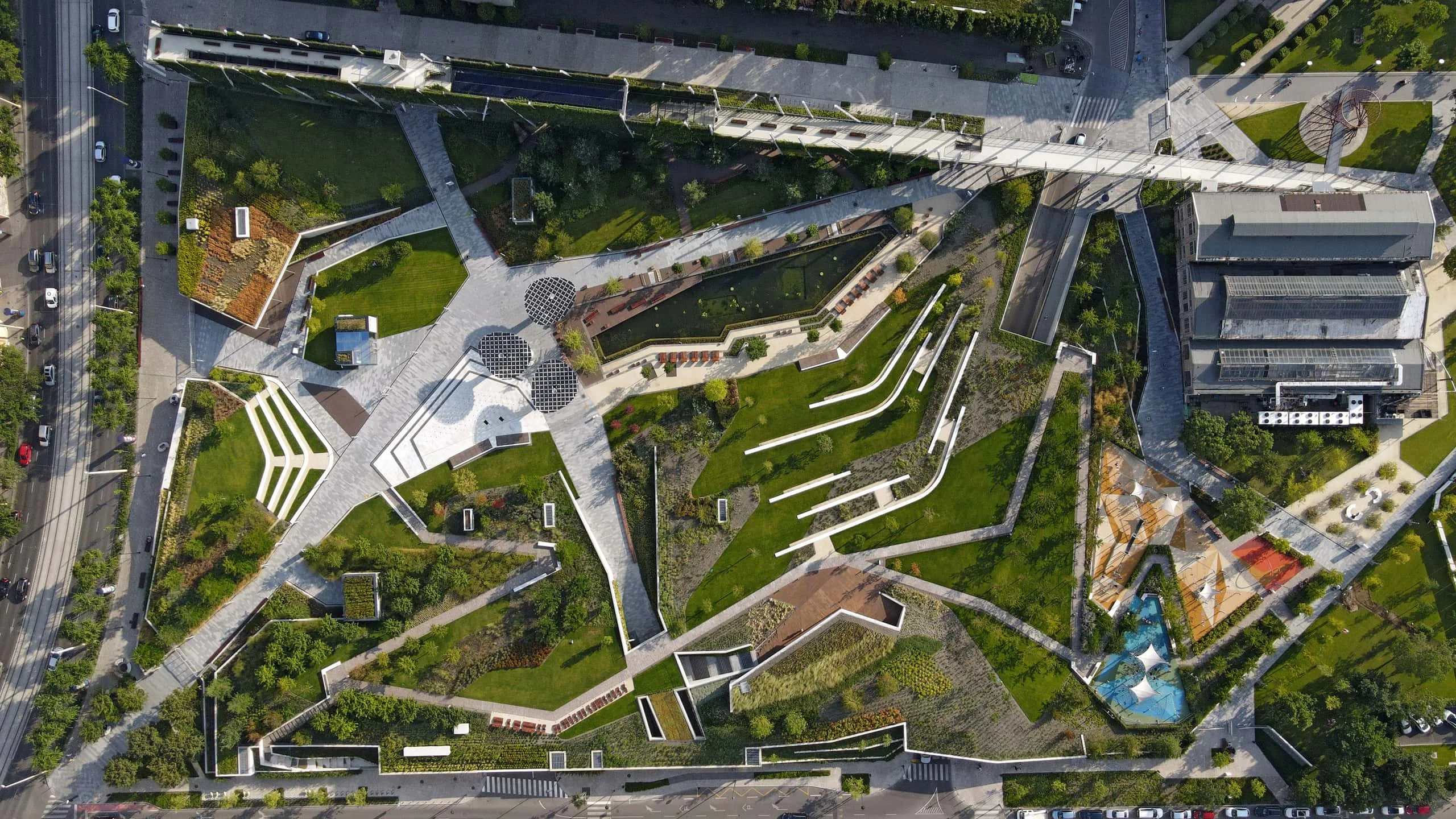 Madártávlati felülnézet a Millenáris Széllkapu Parkról – zöldtetők, sétányok, napelemes pavilonok és sportpályák