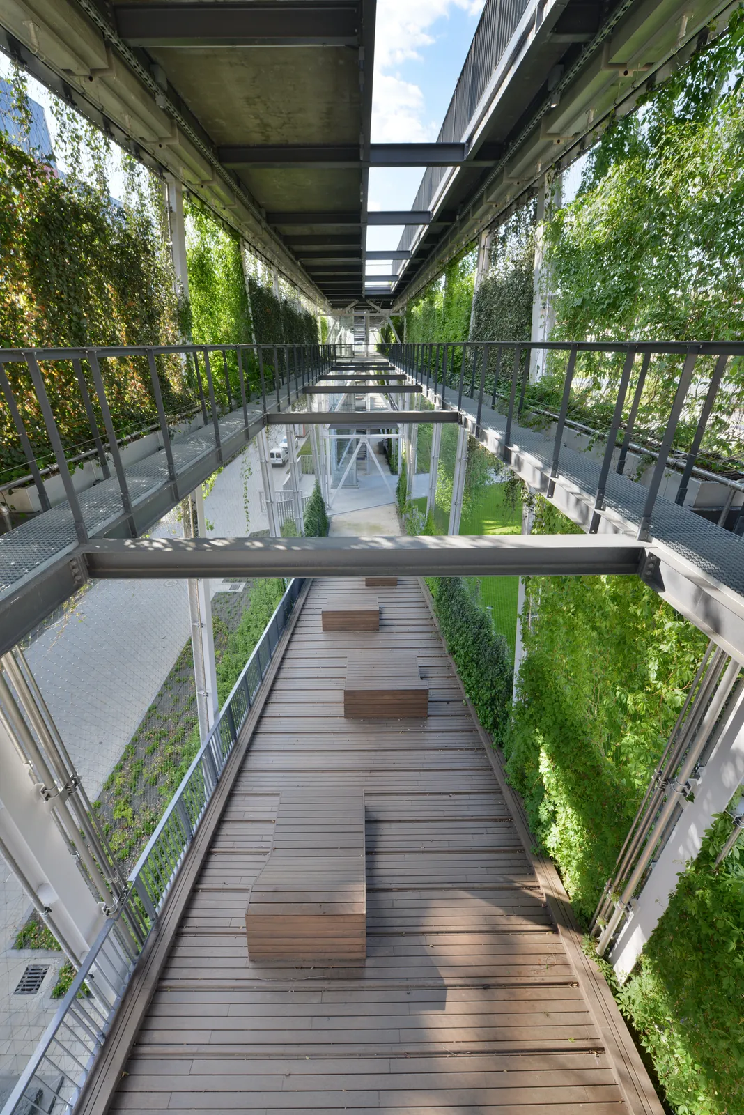 Üvegkorlátos sétány a Millenáris Széllkapu Park szintjei között