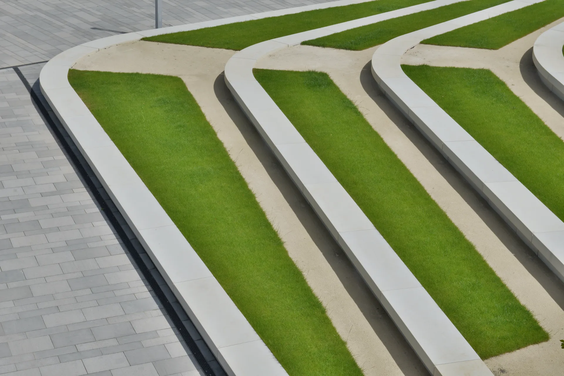 A Millenáris Széllkapu Park jellegzetes geometrikus, sávos zöld teraszai