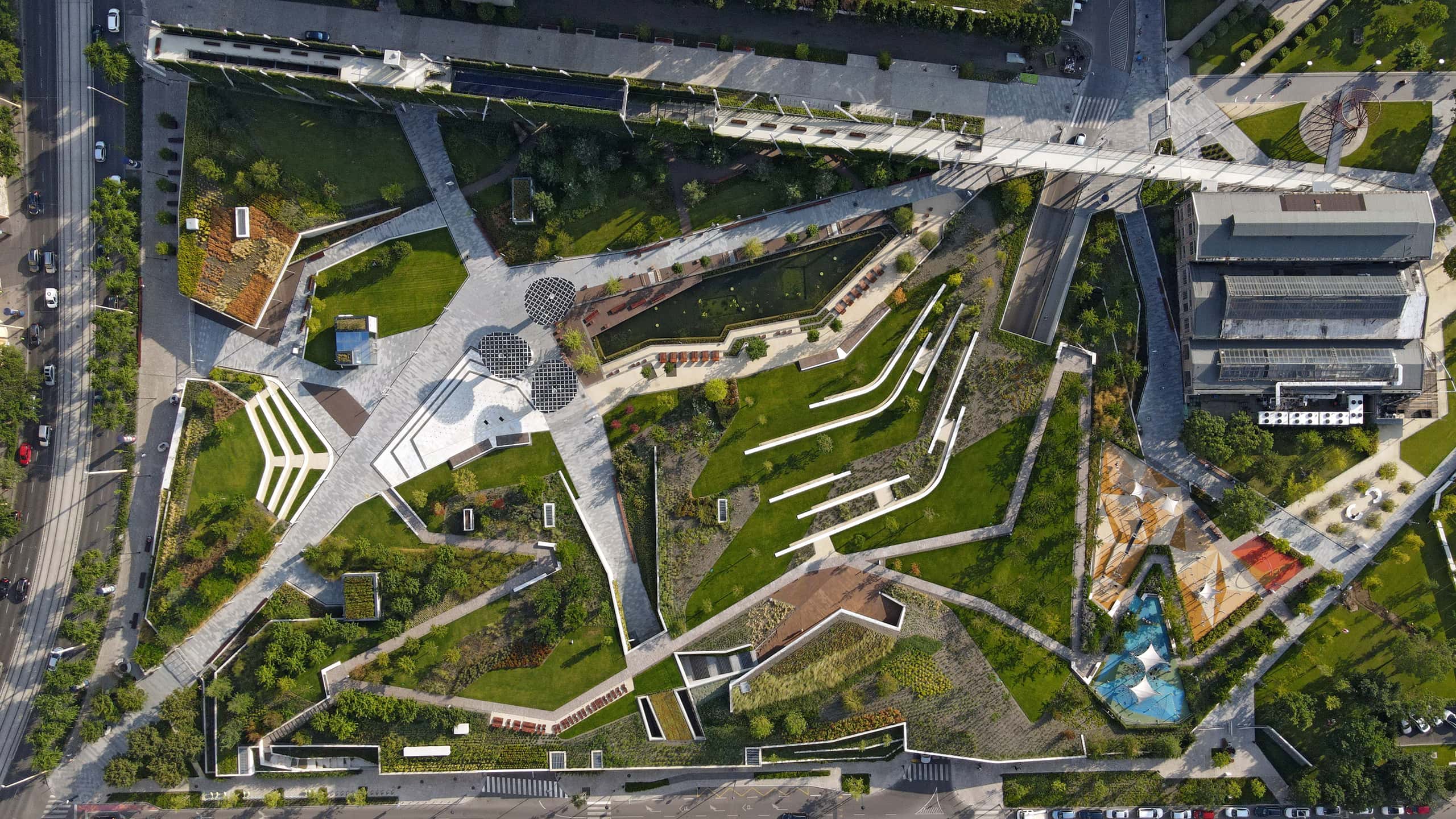 Madártávlati nézet a Millenáris Széllkapu Park lépcsőzetes zöld teraszairól