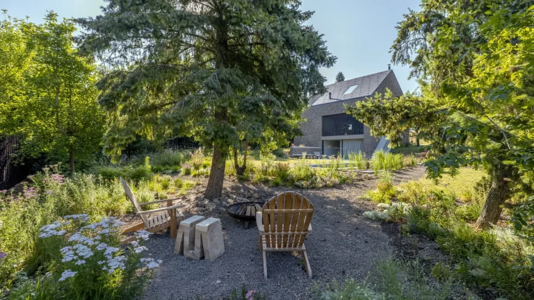 Schattige Gartenterrasse mit Esstisch unter Bäumen im Tihanyer Privatgarten