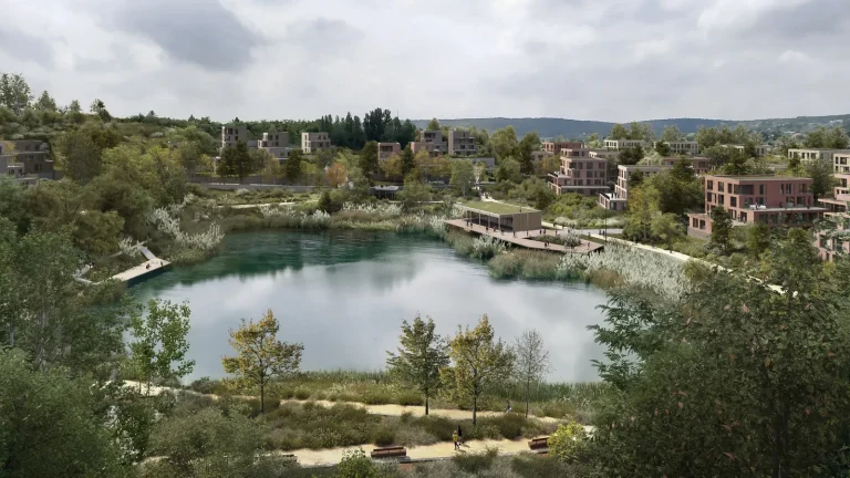 Visualisierung des Wohnparks Téglagyár in Törökbálint: Wohngebäude am Hang des renaturierten Baggersees, mit Steg und Uferpromenade inmitten herbstlicher Bepflanzung