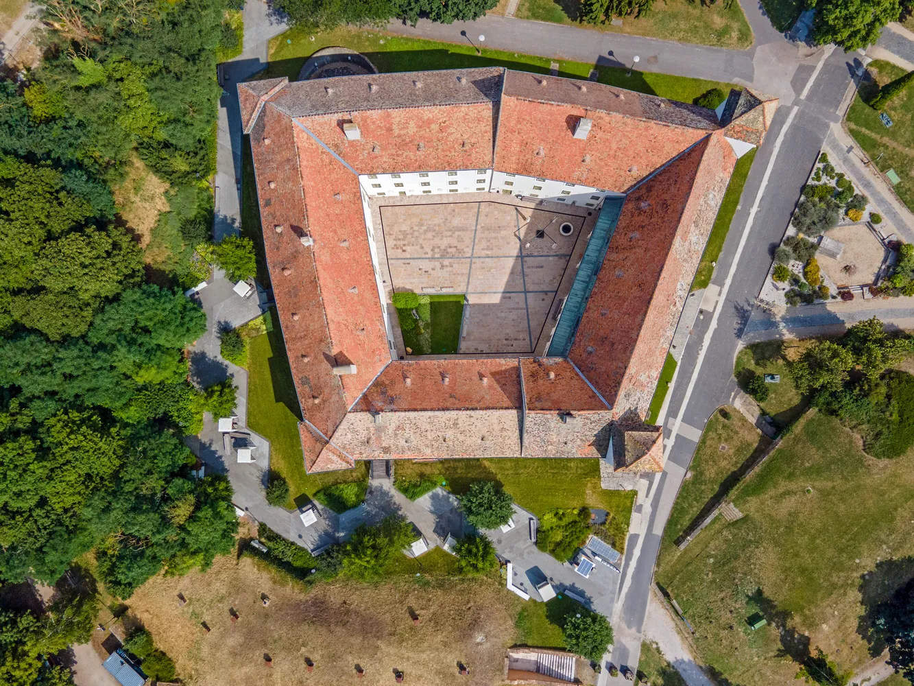 Légifotó az Óvári várról és a vár körüli park sétányairól, gyepfelületeiről Mosonmagyaróváron